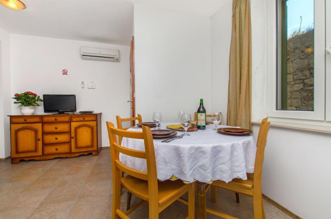 Apartments Mira Омиш Экстерьер фото