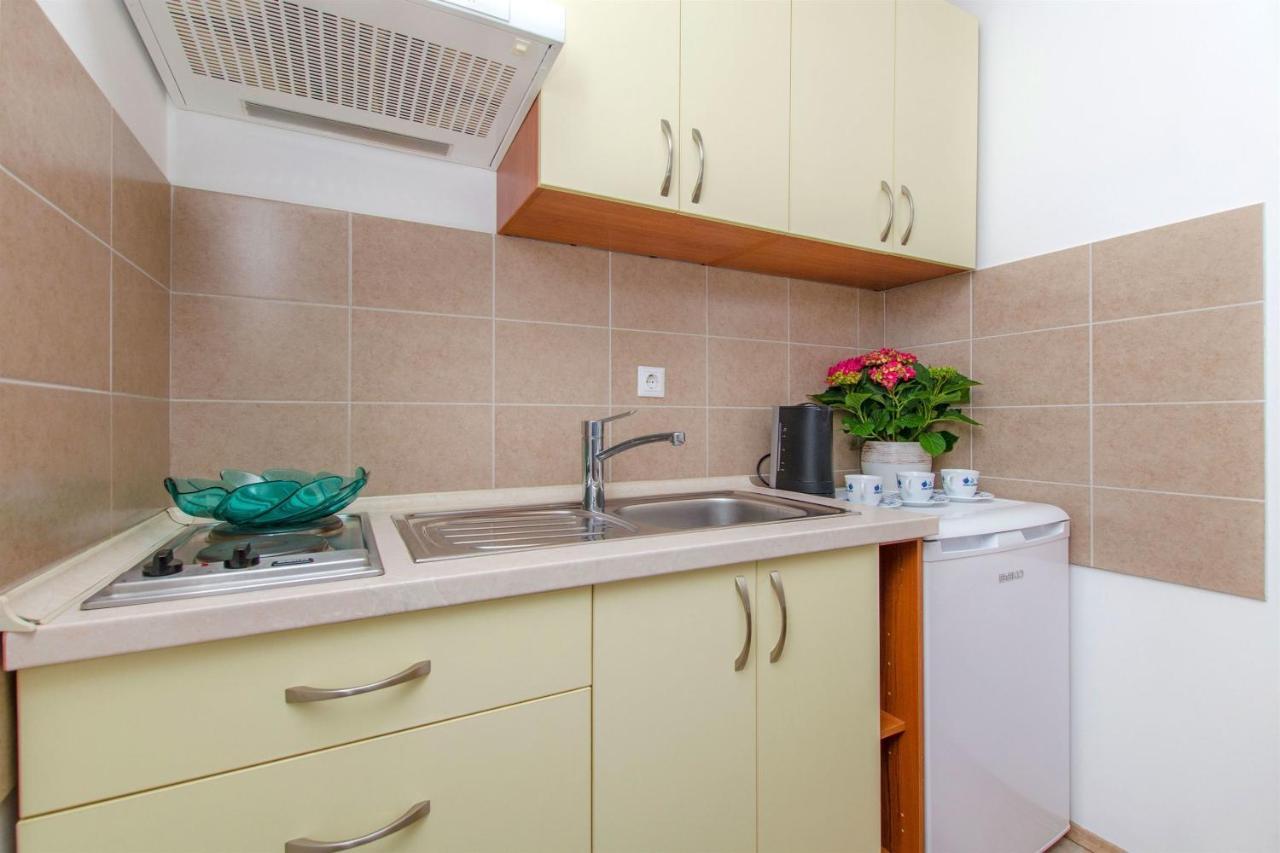 Apartments Mira Омиш Экстерьер фото