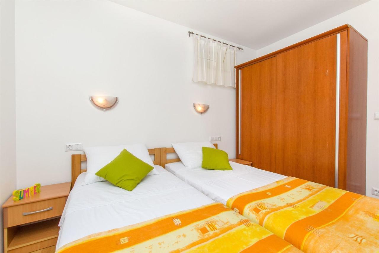 Apartments Mira Омиш Экстерьер фото