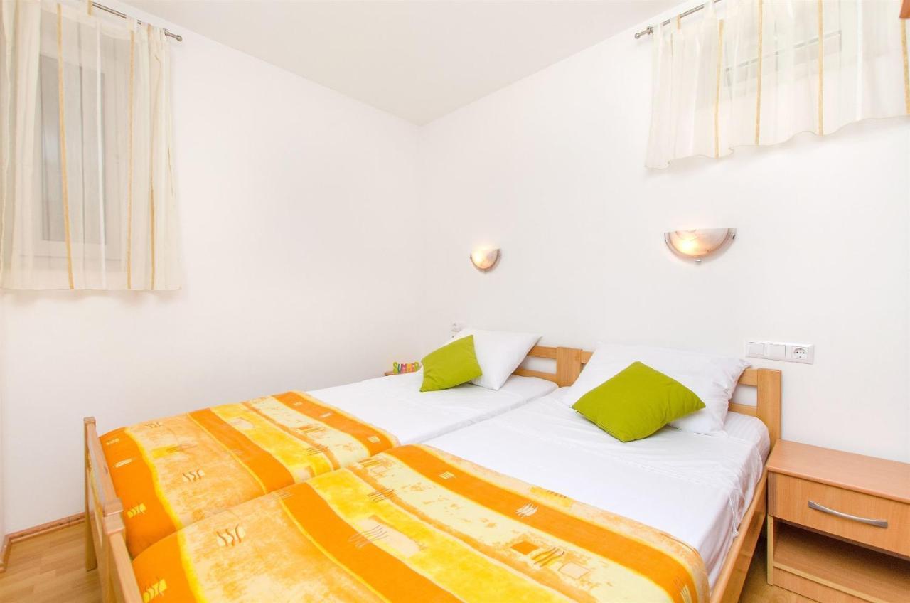 Apartments Mira Омиш Экстерьер фото