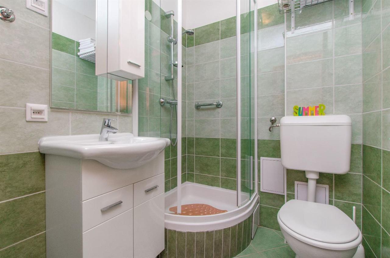 Apartments Mira Омиш Экстерьер фото