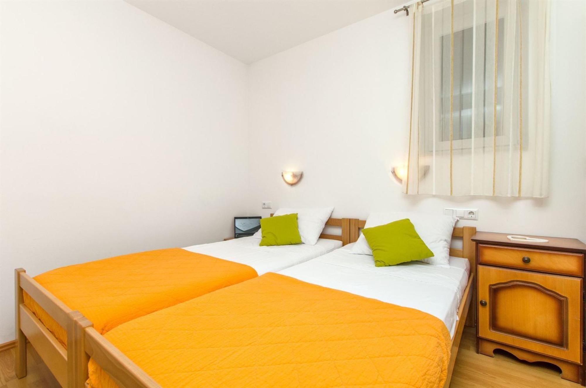 Apartments Mira Омиш Экстерьер фото