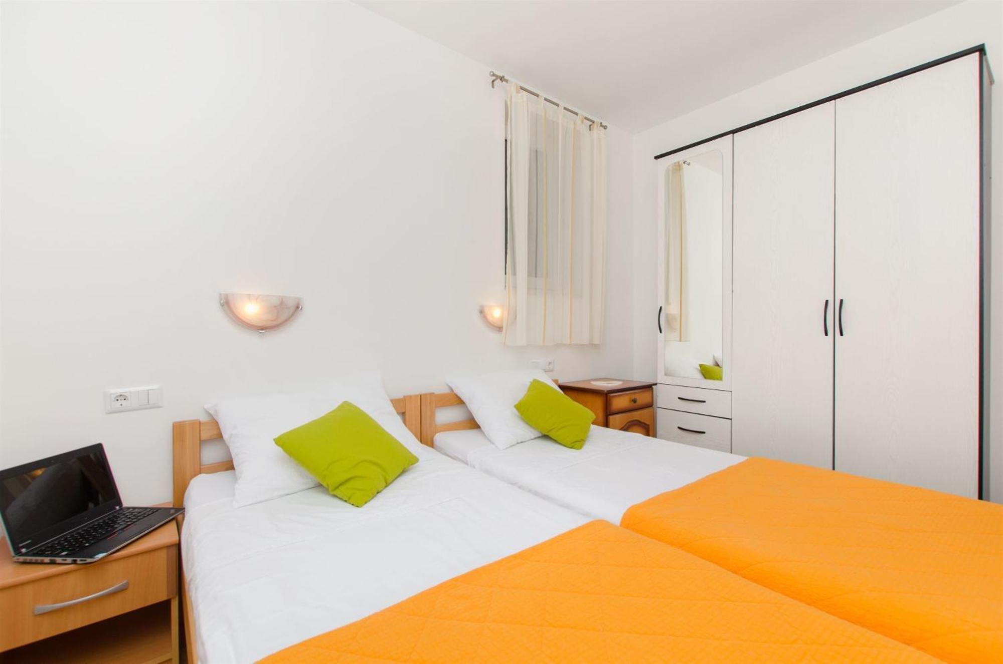 Apartments Mira Омиш Экстерьер фото